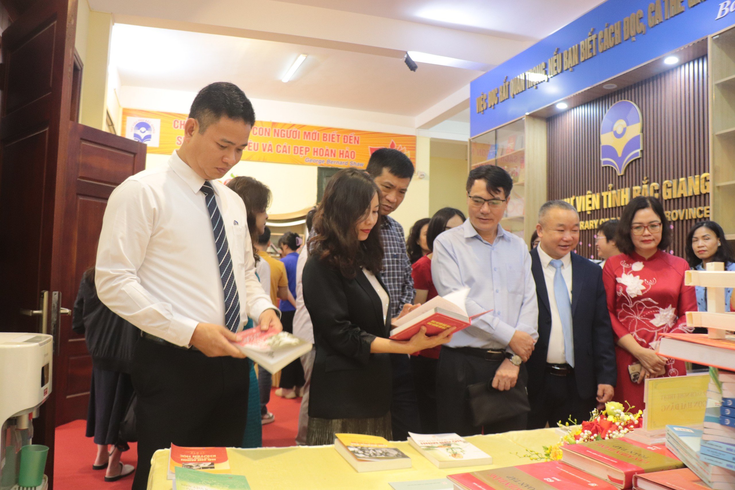 Thư viện tỉnh Bắc Giang trưng bày sách báo và tư liệu chào mừng Kỷ niệm 60 năm ngày thành lập Thư viện tỉnh (10/4/1964 – 10/4/2024).