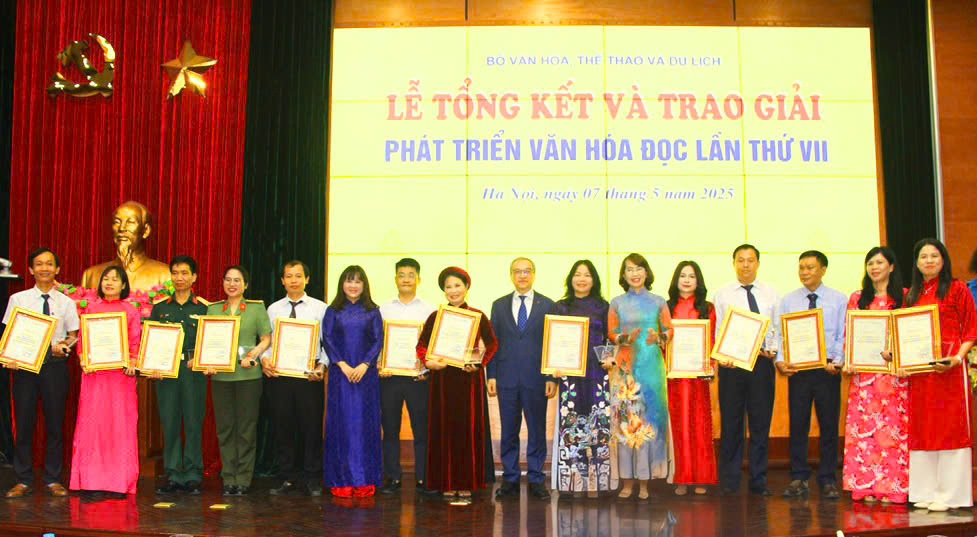 Bộ VHTTDL trao tặng giải thưởng Phát triển Văn hóa đọc năm 2024 cho 01 tập thể và 01 cá nhân tỉnh Bắc Giang.