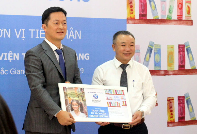 Ông Sang Reol Shin (bên trái) trao tặng các hạng mục viện trợ cho Ông Nguyễn Đắc Hồng, Giám đốc Thư viện tỉnh Bắc Giang